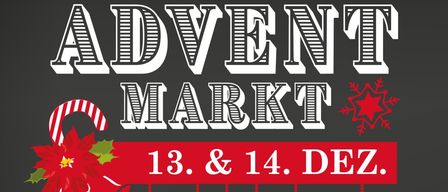 Ein Werbeplakat für den Adventmarkt am 13. und 14. Dezember. Es zeigt Weihnachtsdekoration, Zuckerstangen und Ornamente, die an einem roten Band hängen. Die Veranstaltung verspricht eine festliche Atmosphäre mit Glühwein, Punsch, Vintage-Artikeln und kleinen Snacks.