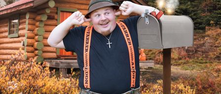 Bild enthält, Shelter, Tree, Housing, Person, Photography, Portrait, House, Mailbox, Cabin, Necklace