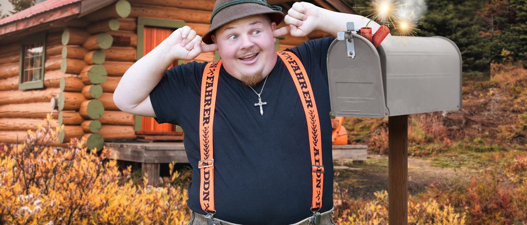 Bild enthält, Shelter, Tree, Housing, Person, Photography, Portrait, House, Mailbox, Cabin, Necklace