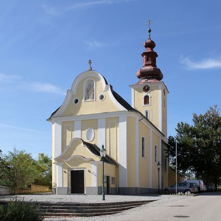 Bild enthält, Building, Monastery, Spire, Clock Tower, Bell Tower, Arch, Gothic Arch, City, Road, Cathedral