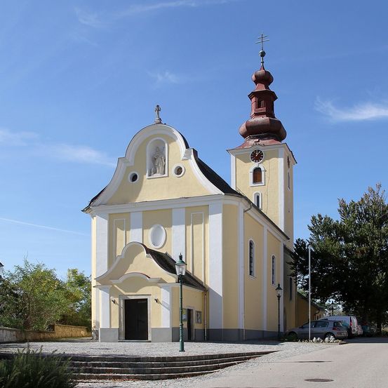 Bild enthält, Building, Monastery, Spire, Clock Tower, Bell Tower, Arch, Gothic Arch, City, Road, Cathedral