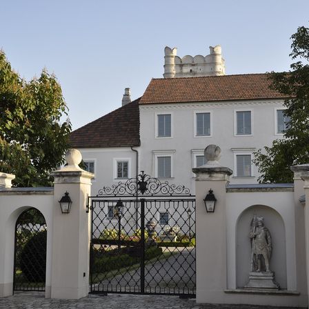 Bild enthält, Architecture, Building, House, Housing, Villa, Person, Arch, Gothic Arch, Gate, Manor