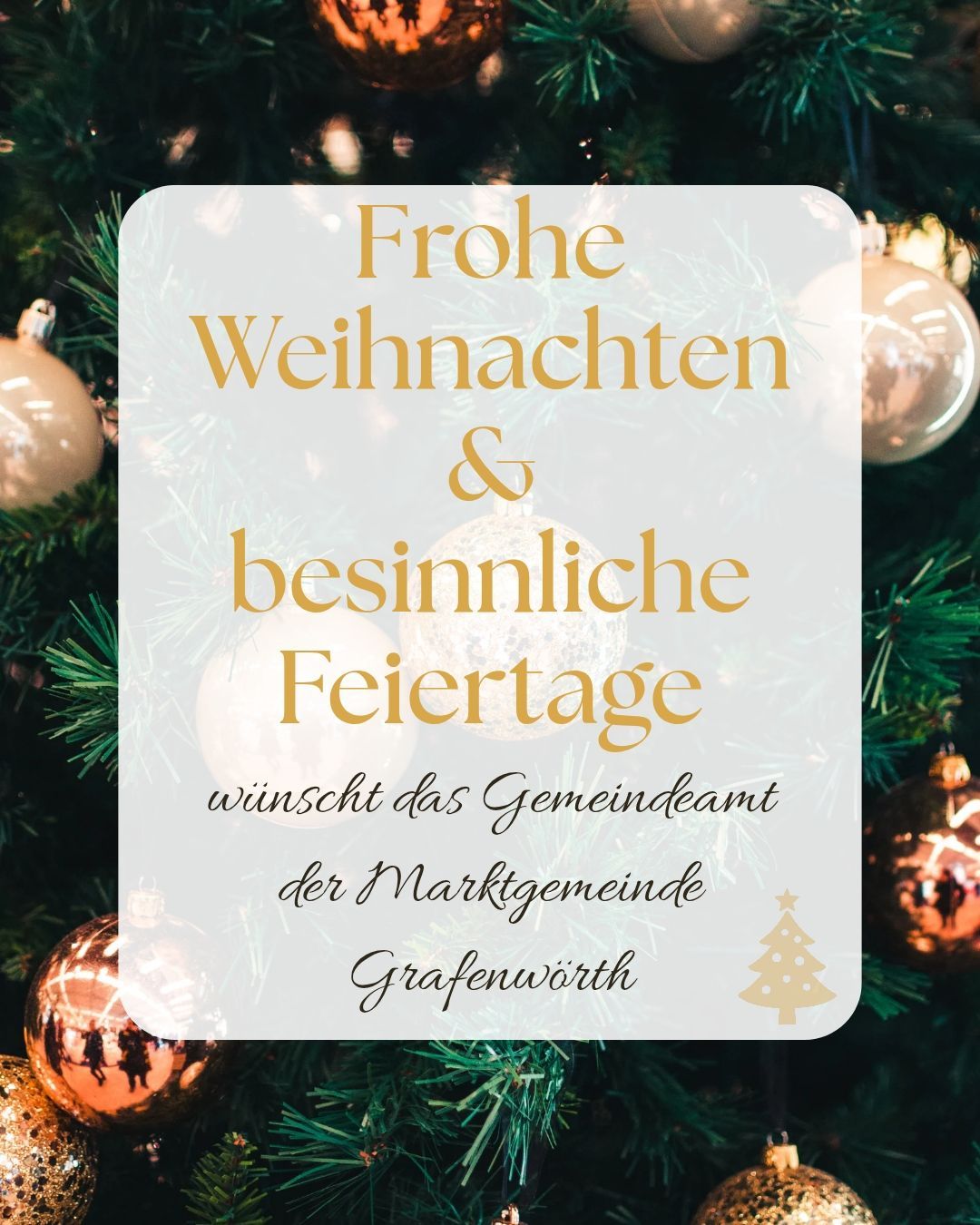 Ein weißer quadratischer Überlagerungstext über einem Weihnachtsbaum, geschmückt mit Kugeln. Die Botschaft lautet 'Frohe Weihnachten & besinnliche Feiertage', mit Wünschen für einen fröhlichen Weihnachtstag und friedliche Feiertage. Darunter steht 'wünscht der Gemeinderat der Marktgemeinde Grafenwöhr.'