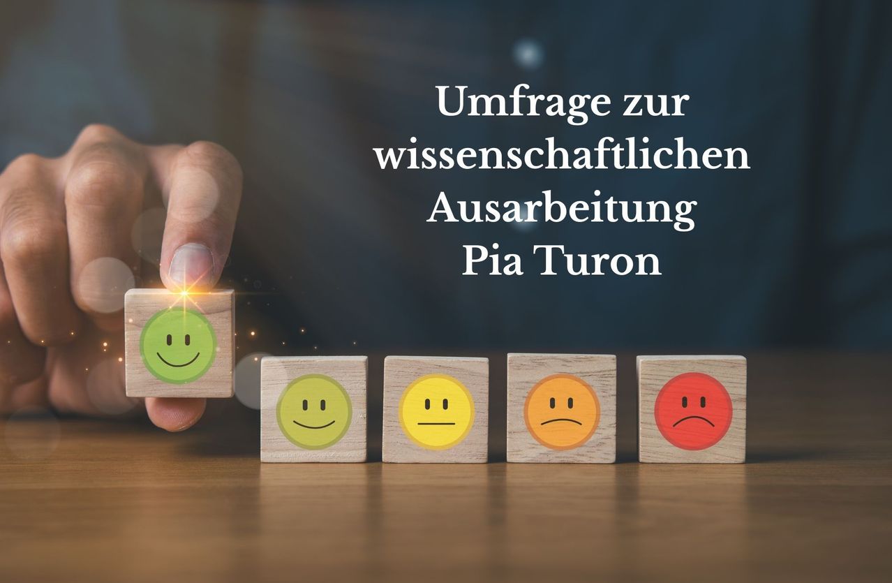 A hand holds a wooden block with a smiley face. Below it, four blocks with smiley faces in different colors are arranged on a wooden table. The words 'Umfrage zur wissenschaftlichen Auswertung Pia Turon' are displayed above.
