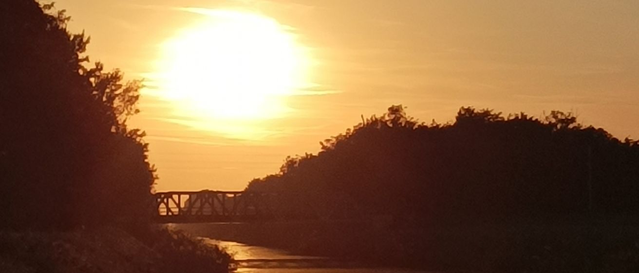 Bild enthält, Nature, Outdoors, Sky, Sun, Sunrise, Sunlight, Sunset, Flare, Vegetation, Land