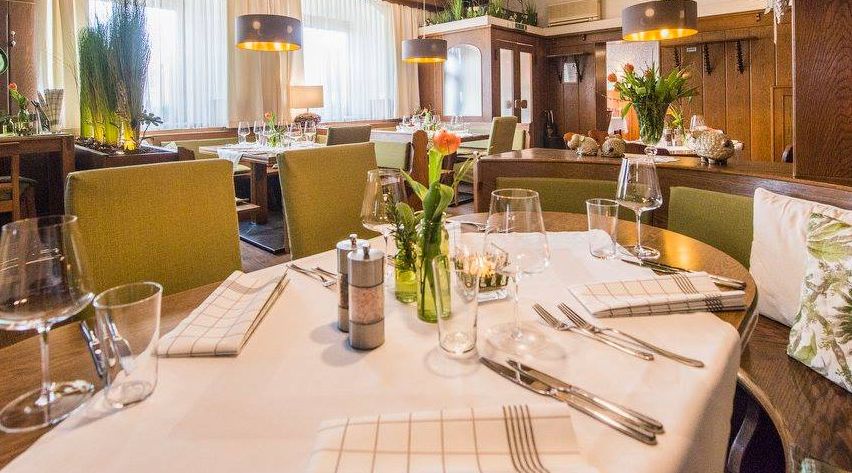 Bild enthält, Dining Room, Dining Table, Furniture, Indoors, Table, Tabletop, Restaurant, Chair, Interior Design, Fork