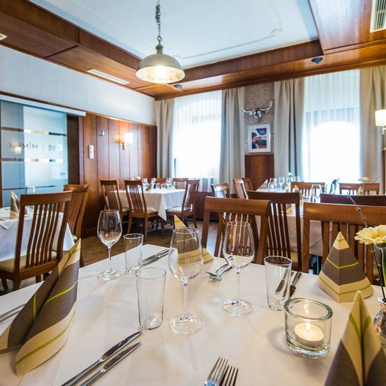 Bild enthält, Dining Room, Dining Table, Furniture, Indoors, Table, Restaurant, Cup, Fork, Chair, Hall