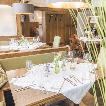 Bild enthält, Dining Room, Dining Table, Furniture, Indoors, Table, Interior Design, Fork, Home Decor, Knife, Restaurant