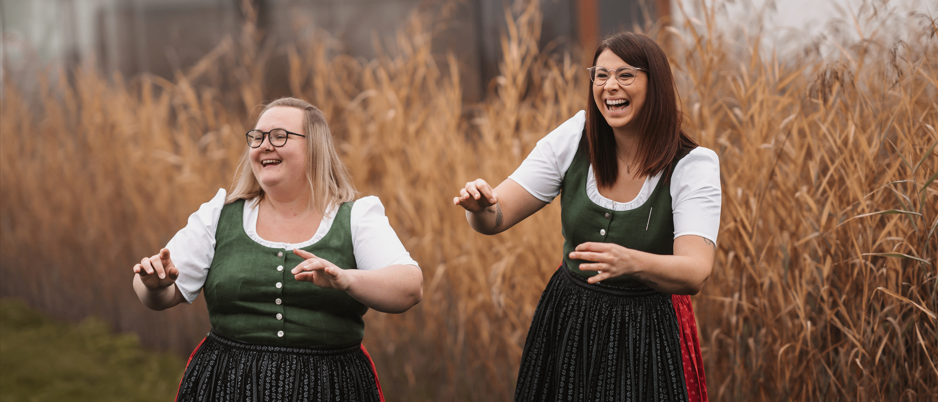 Bild enthält, Face, Happy, Head, Person, Smile, Laughing, Adult, Female, Woman, Skirt