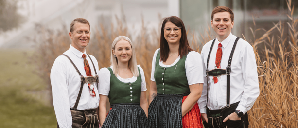 Bild enthält, Groupshot, Person, Adult, Male, Man, Female, Woman, Happy, Smile, Tie