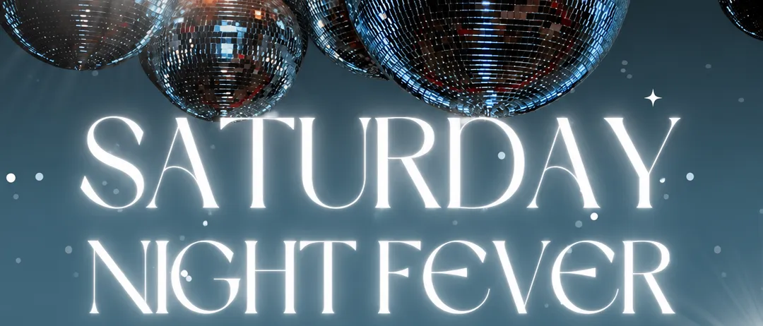 Ein Plakat für die Samstag Nacht Fieber Veranstaltung, mit Discokugeln, die von der Decke hängen, und den Texten 'Samstag Nacht Fieber' und 'Speichern Sie das Datum'.