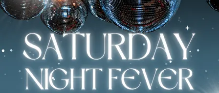 Ein Plakat für die Samstag Nacht Fieber Veranstaltung, mit Discokugeln, die von der Decke hängen, und den Texten 'Samstag Nacht Fieber' und 'Speichern Sie das Datum'.