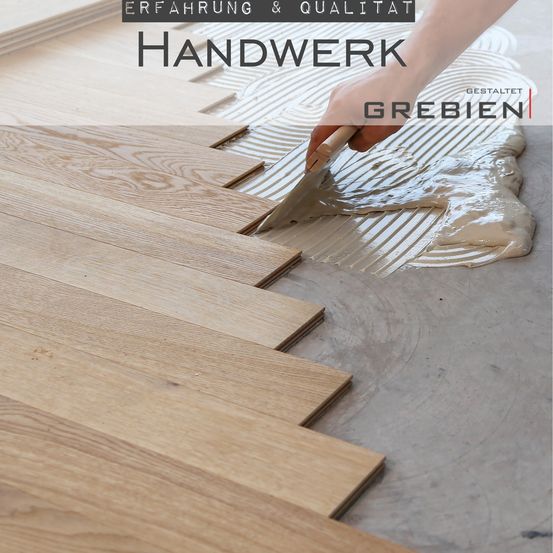 Eine Person trägt Zement auf einen Holzboden auf und zeigt dabei einen professionellen Installationsprozess. Der Text darüber lautet 'Erfahrung & Qualitat HANDWERK Gestaltet', was auf Expertise und hochwertige Handwerkskunst hinweist.