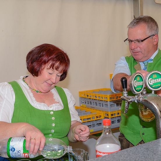 Bild enthält, Adult, Female, Person, Woman, Male, Man, Face, Jeans, Finger, Hand