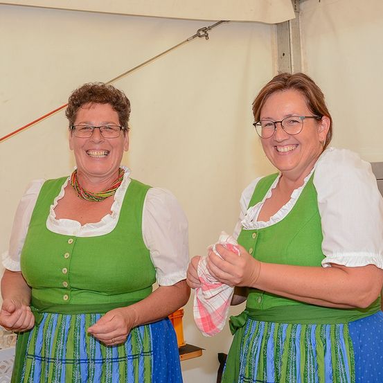 Bild enthält, Blouse, Clothing, Adult, Female, Person, Woman, Face, Head, Apron, Glasses