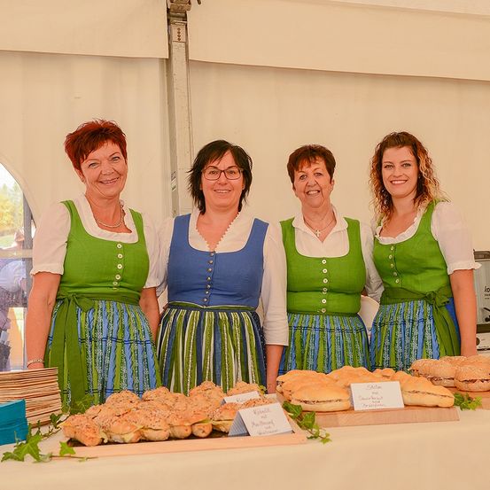 Bild enthält, Adult, Female, Person, Woman, Face, Head, Shop, Cafeteria, People, Meal