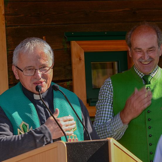 Bild enthält, People, Person, Plywood, Wood, Microphone, Finger, Adult, Male, Man, Crowd