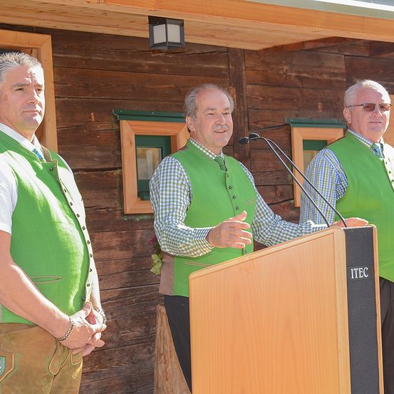 Bild enthält, Plywood, Wood, Crowd, Person, Adult, Male, Man, Female, Woman, People