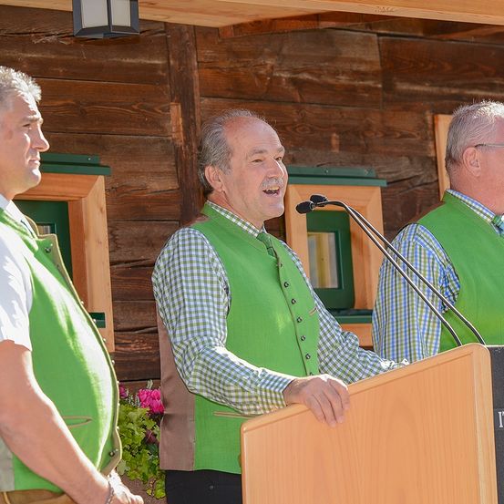 Bild enthält, Crowd, Person, Adult, Male, Man, People, Wood, Plywood, Audience, Face