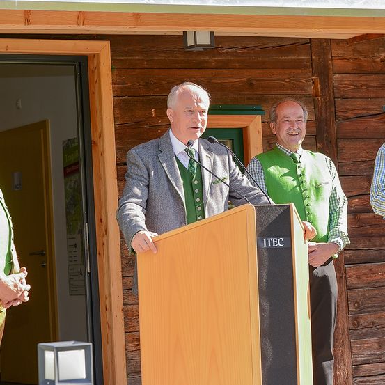 Bild enthält, Plywood, Wood, Crowd, Person, Adult, Male, Man, People, Tie, Shirt
