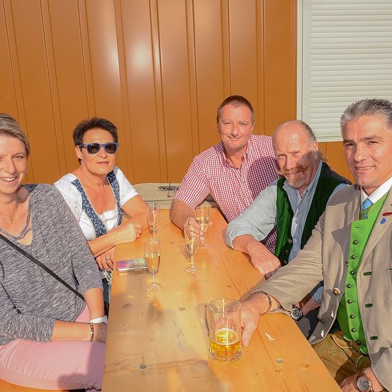 Bild enthält, Plywood, Wood, People, Person, Adult, Male, Man, Female, Woman, Glass