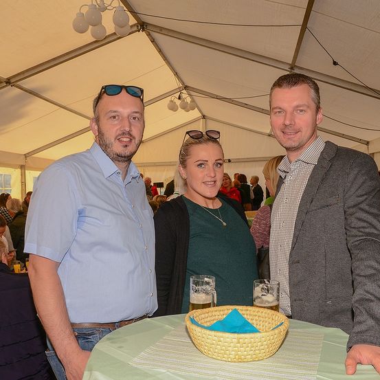 Bild enthält, Restaurant, Adult, Male, Man, Person, Female, Woman, Cafeteria, Meal, Plywood