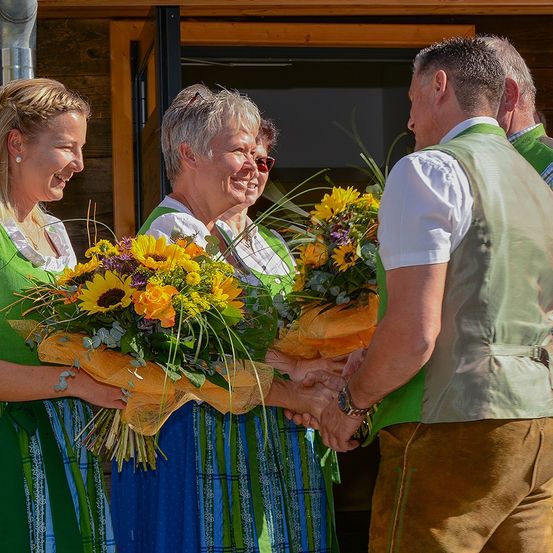 Bild enthält, Flower, Flower Arrangement, Flower Bouquet, Person, Adult, Male, Man, Face, Sunflower, Necklace