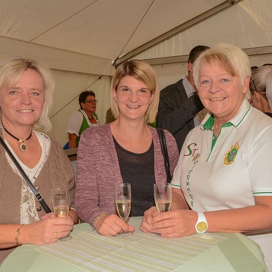 Bild enthält, Linen, Adult, Female, Person, Woman, Glass, Male, Man, Plywood, Face