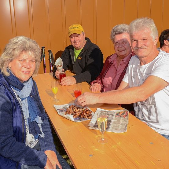 Bild enthält, Plywood, Wood, Dining Table, Table, Restaurant, Cafeteria, Adult, Female, Person, Woman