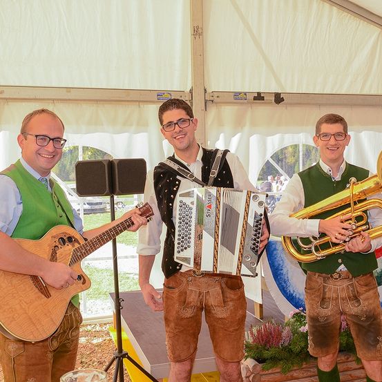 Bild enthält, Group Performance, Music Band, Musical Instrument, Person, Guitar, Adult, Male, Man, Shorts, Face