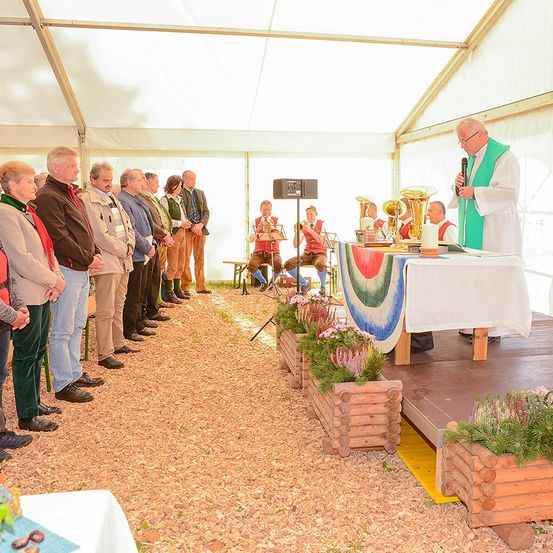 Bild enthält, Adult, Female, Person, Woman, Crowd, Handbag, Shoe, Plant, Jeans, Face