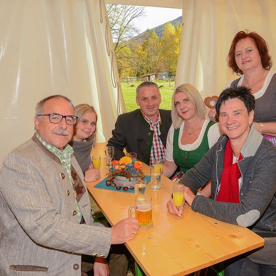 Bild enthält, Dining Table, Table, People, Person, Plywood, Linen, Dining Room, Adult, Female, Woman