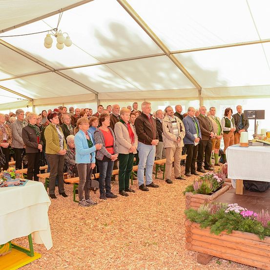 Bild enthält, Adult, Male, Man, Person, People, Flower, Flower Arrangement, Plant