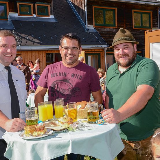 Bild enthält, Adult, Male, Man, Person, Portrait, Female, Woman, Burger, Child, Girl