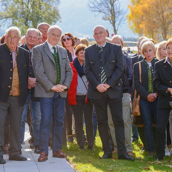 Bild enthält, People, Person, Groupshot, Blazer, Coat, Jacket, Jeans, Adult, Male, Man