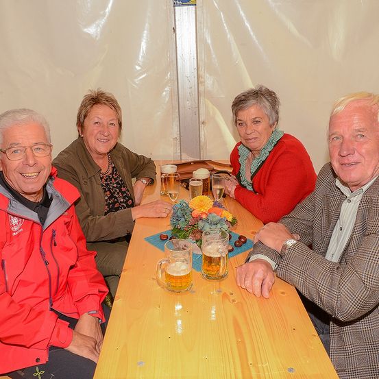 Bild enthält, Dining Table, Furniture, Table, Dining Room, People, Person, Coat, Couch, Glass, Man