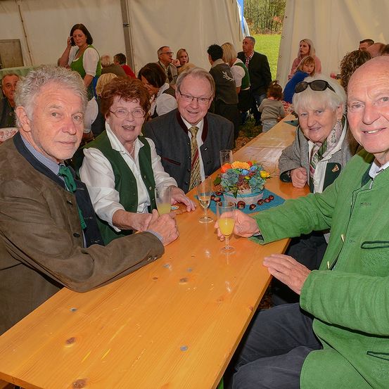Bild enthält, Plywood, Wood, Dining Table, Table, Adult, Male, Man, Person, Hardwood, Face