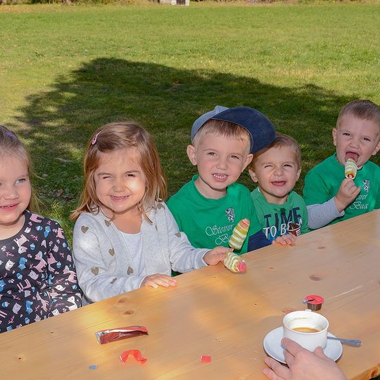 Bild enthält, Dining Table, Table, Wood, Grass, People, Person, Plywood, Child, Female, Girl