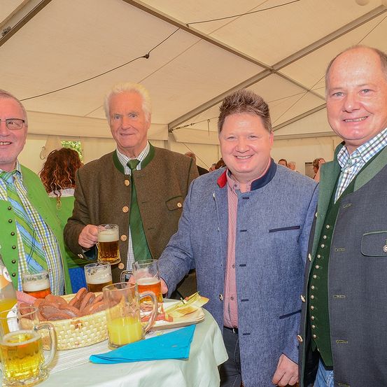 Bild enthält, Glass, Linen, Adult, Male, Man, Person, Beer, Face, Restaurant, Meal