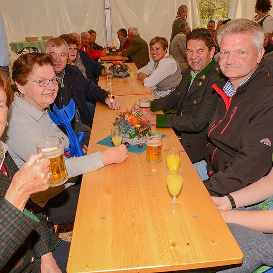 Bild enthält, Glass, Wood, Plywood, Person, Adult, Male, Man, Restaurant, Female, Woman