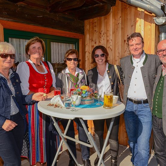 Bild enthält, People, Person, Pants, Table, Dining Table, Dining Room, Adult, Male, Man, Woman