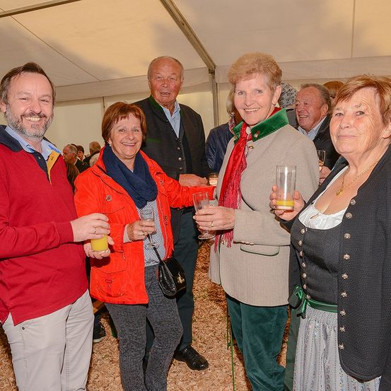 Bild enthält, Coat, Adult, Male, Man, Person, Jacket, Pants, Face, Glass, Sweater