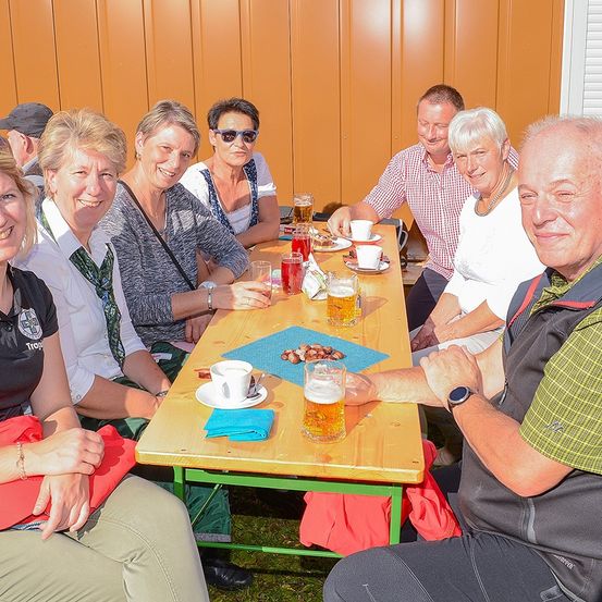 Bild enthält, Table, Dining Table, People, Person, Adult, Female, Woman, Male, Man, Restaurant