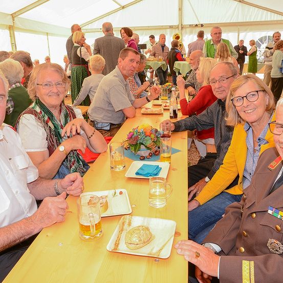 Bild enthält, Dining Table, Table, Adult, Male, Man, Person, Female, Woman, Officer, Dining Room