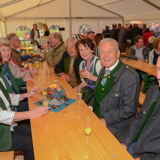 Bild enthält, Plywood, Wood, Dining Table, Table, Restaurant, Dining Room, Cafeteria, Adult, Man, Person