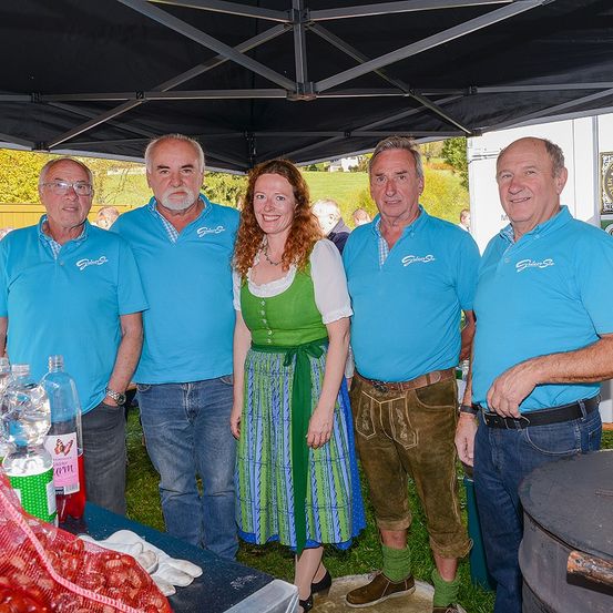 Bild enthält, Pants, Person, Adult, Male, Man, Jeans, Shoe, Face, Linen, People