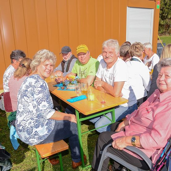 Bild enthält, Dining Table, Table, Plywood, Wood, Adult, Female, Person, Woman, Restaurant, Man