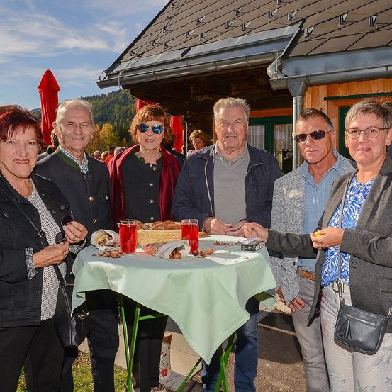 Bild enthält, Pants, Restaurant, Person, Adult, Male, Man, Jacket, Table, Glasses, Face