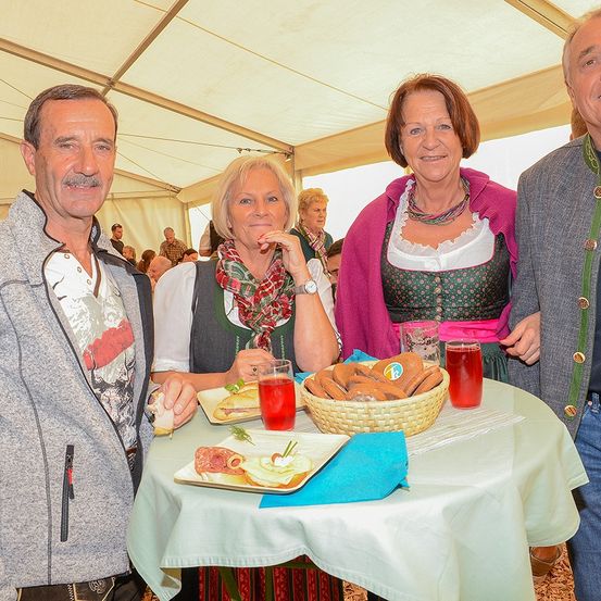 Bild enthält, Linen, Adult, Male, Man, Person, Meal, Lunch, Female, Woman, Face