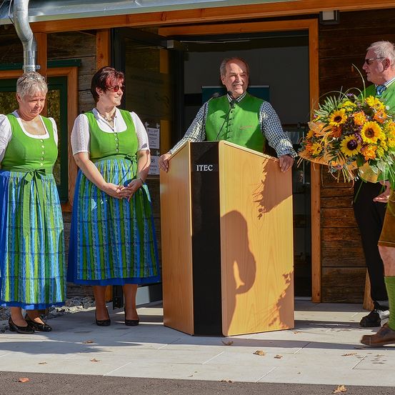Bild enthält, Flower, Flower Arrangement, Flower Bouquet, Crowd, Person, Female, Girl, Teen, Adult, Woman